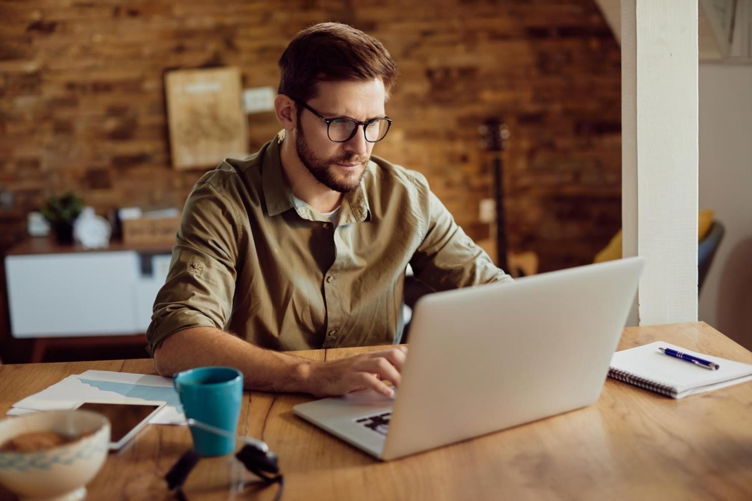 Student werkt op laptop aan museumgids opleiding