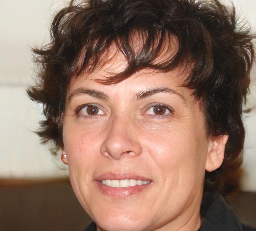 Portret van Lotte Vermeulen, curator Nederlandse keramiek